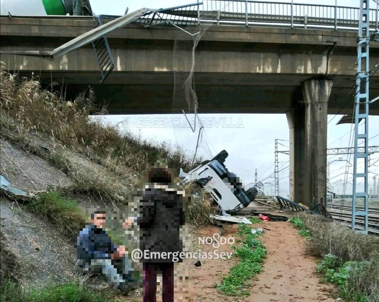 El camión, tras caer por el puente.