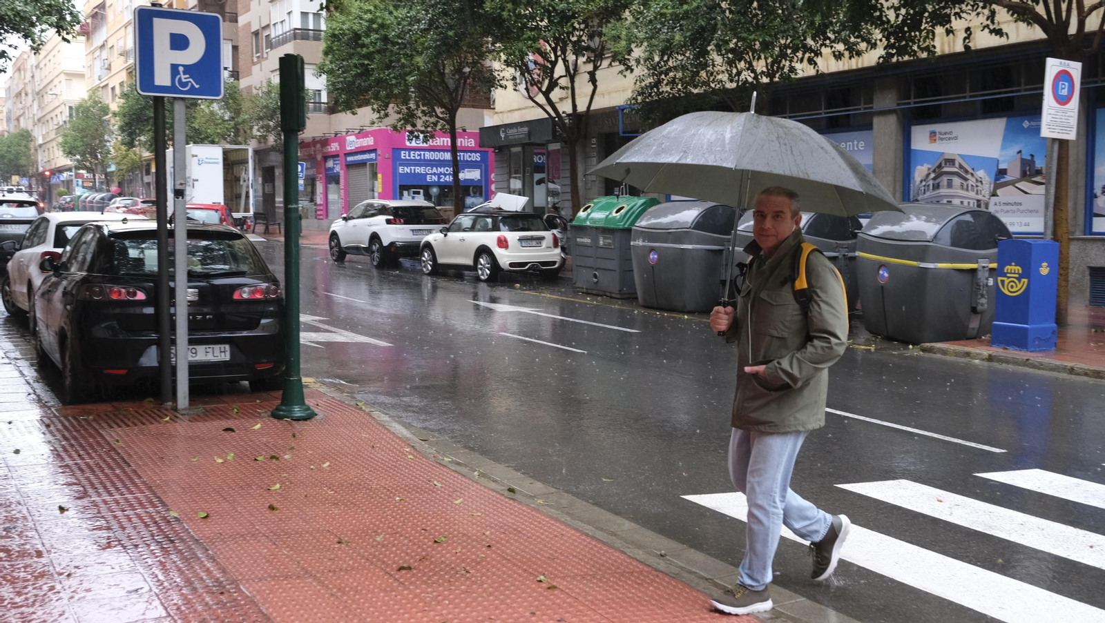 Los almerienses expresan su alegría por la lluvia