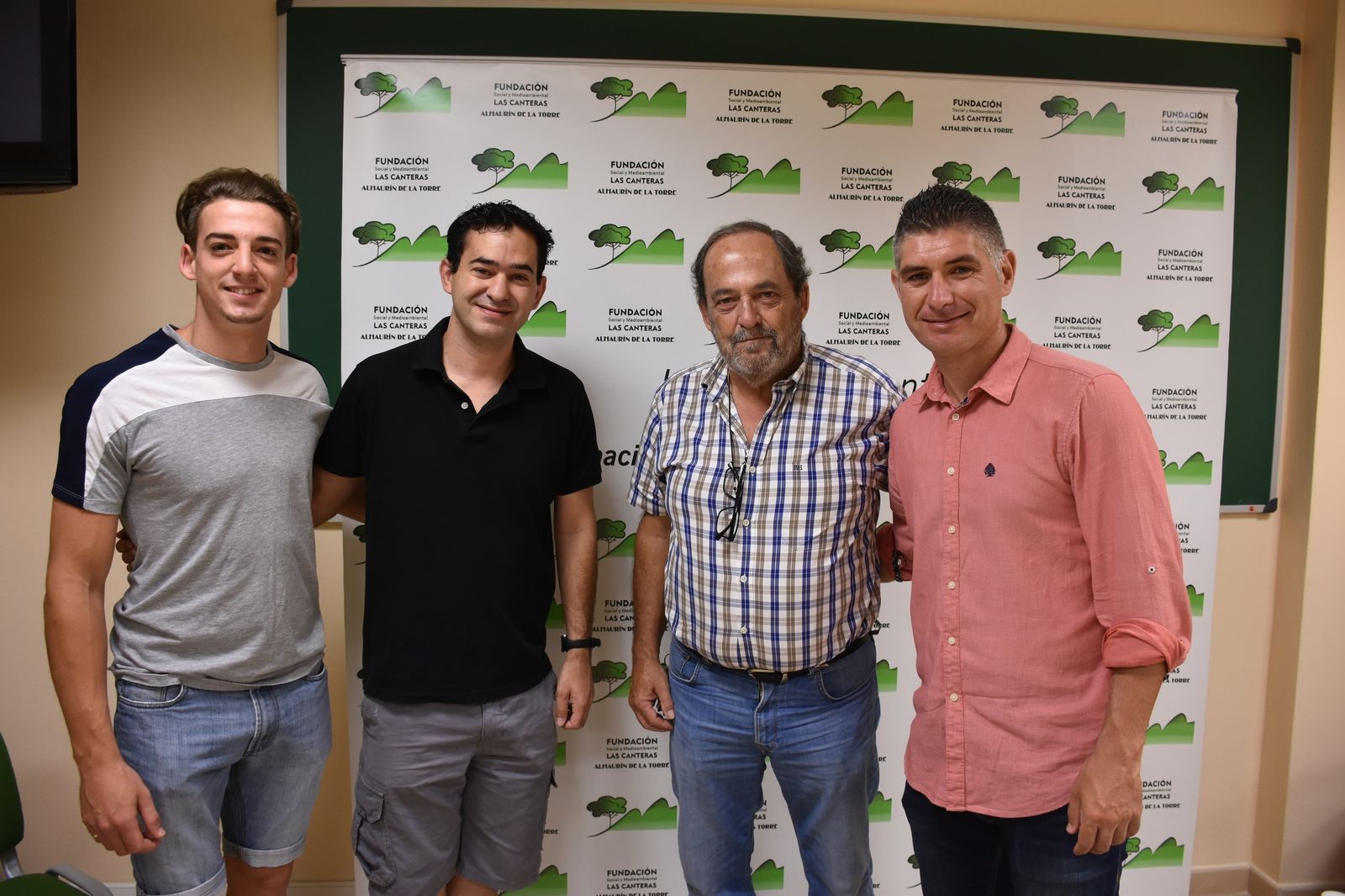 Ayer, en un momento de la entreda del cheque de Las Canteras a Eo Eo .