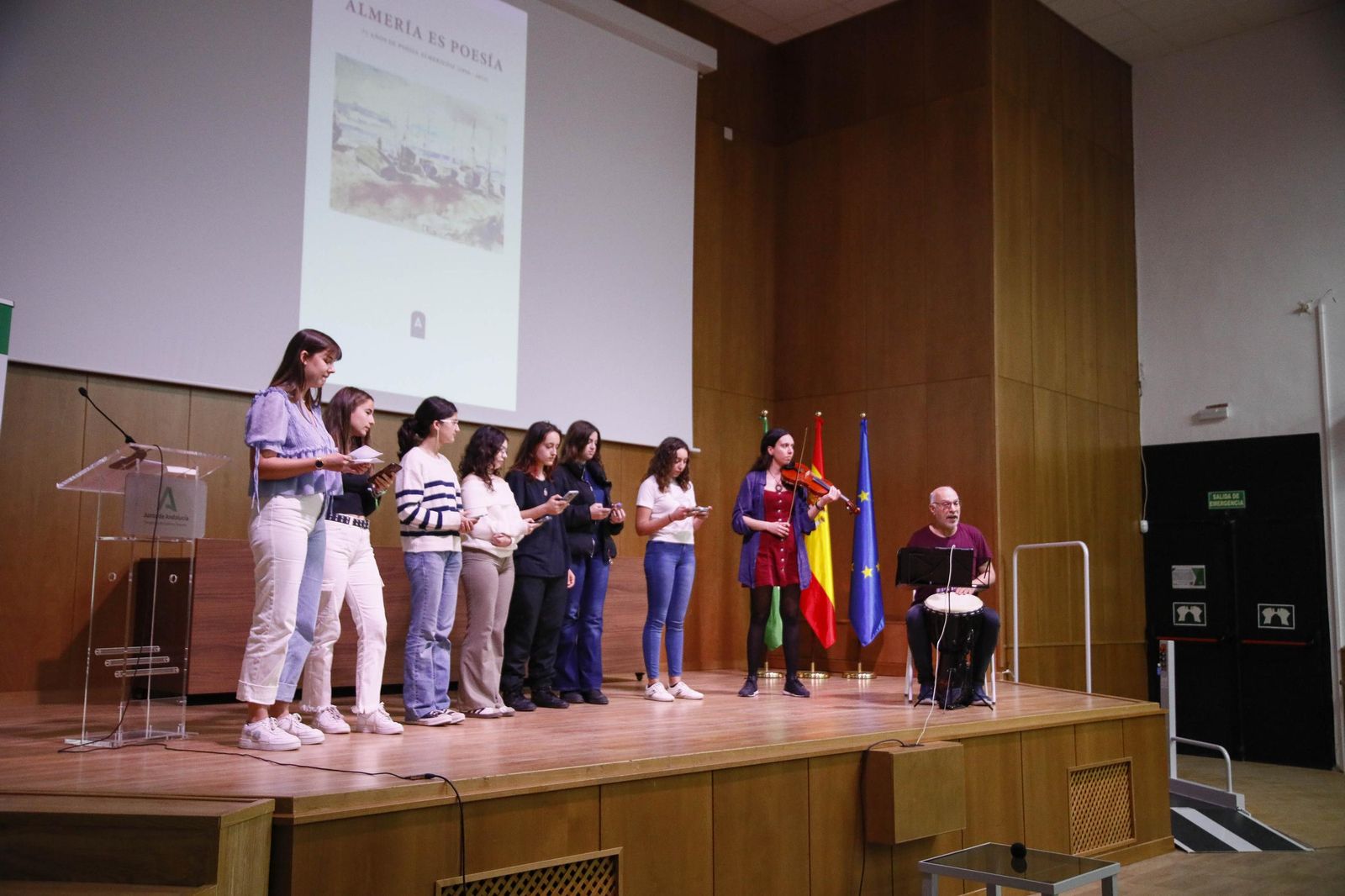 Las imágenes de la presentación del libro "Almería es poesía" en la biblioteca Villaespesa de la ciudad de Almería