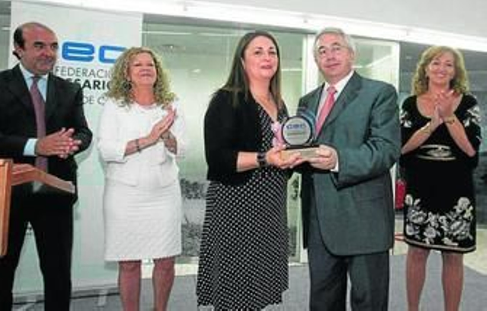 El presidente de la CEC, Miguel González Saucedo, entrega el premio a Gemma García.