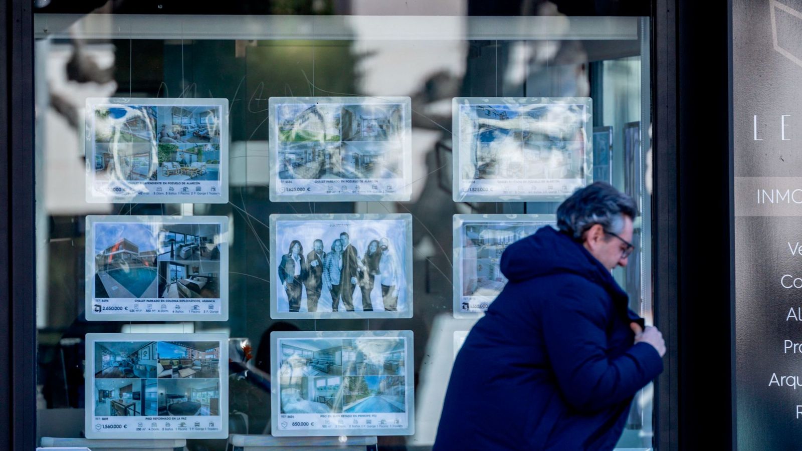 Fachada de una inmobiliaria en una imagen de archivo