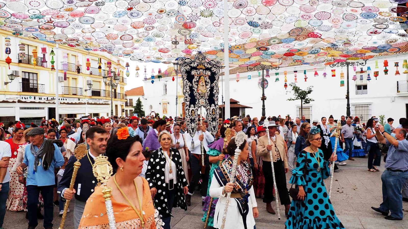 El Simpecado cartayero recorre la Plaza Redonda bajo un toldo de artesanía de croché