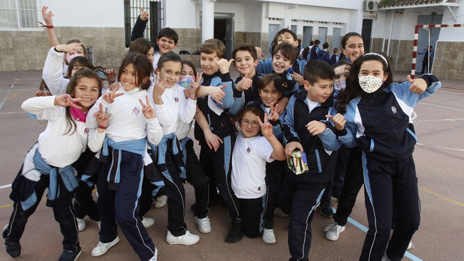 Alumnos del colegio La Inmaculada en el recreo
