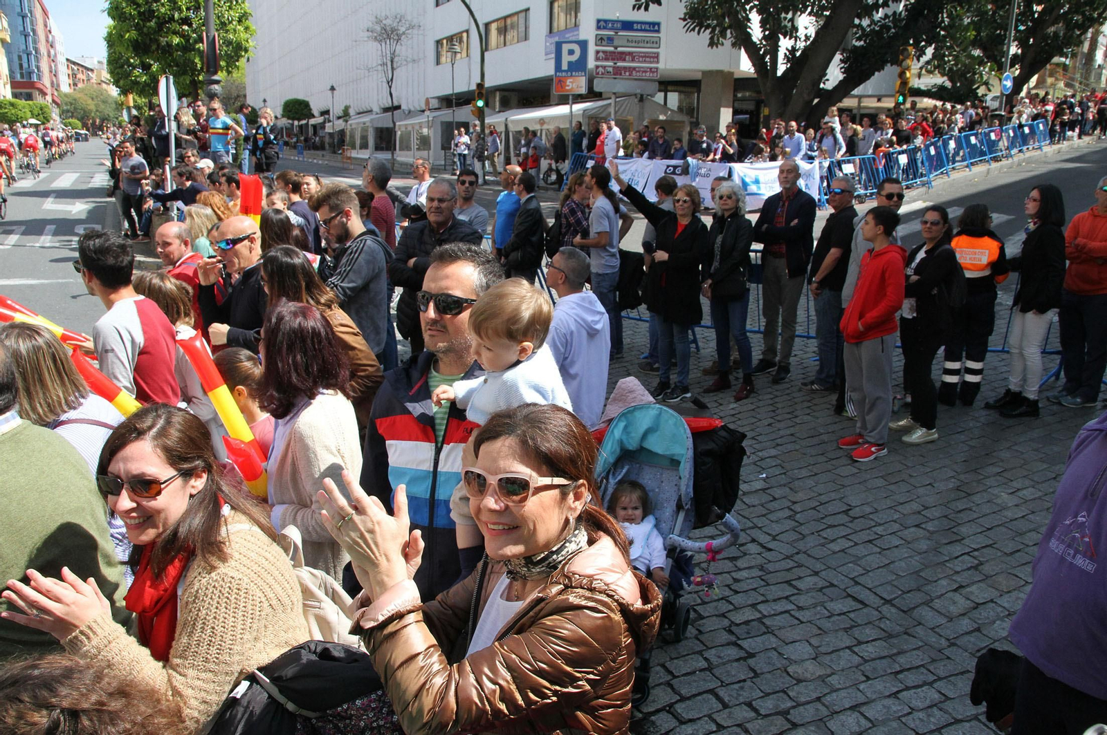 Aficionados onubenses animan a los triatletas en Huelva capital.