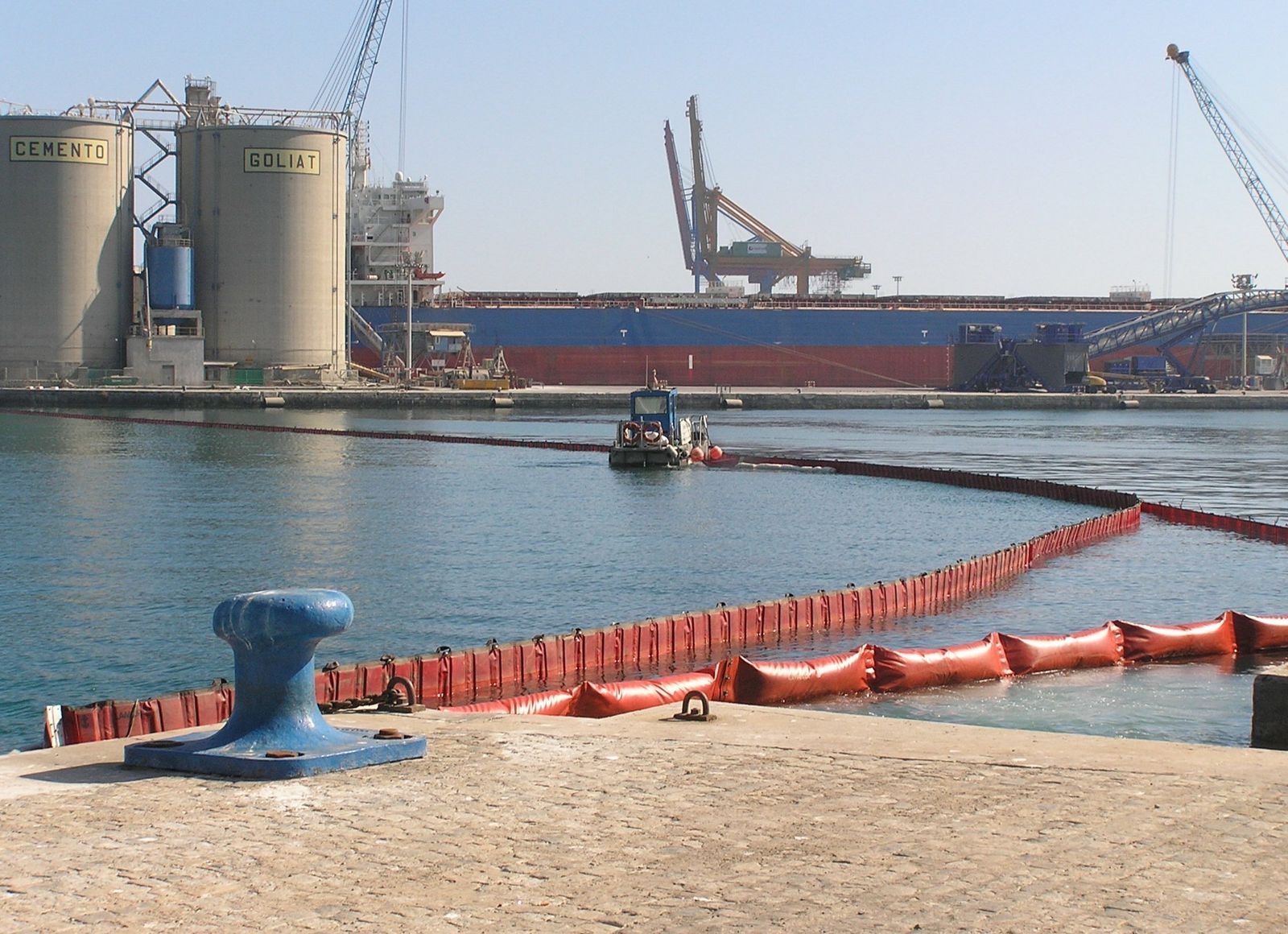 Las barreras colocadas por la Autoridad Portuaria para contener el vertido.