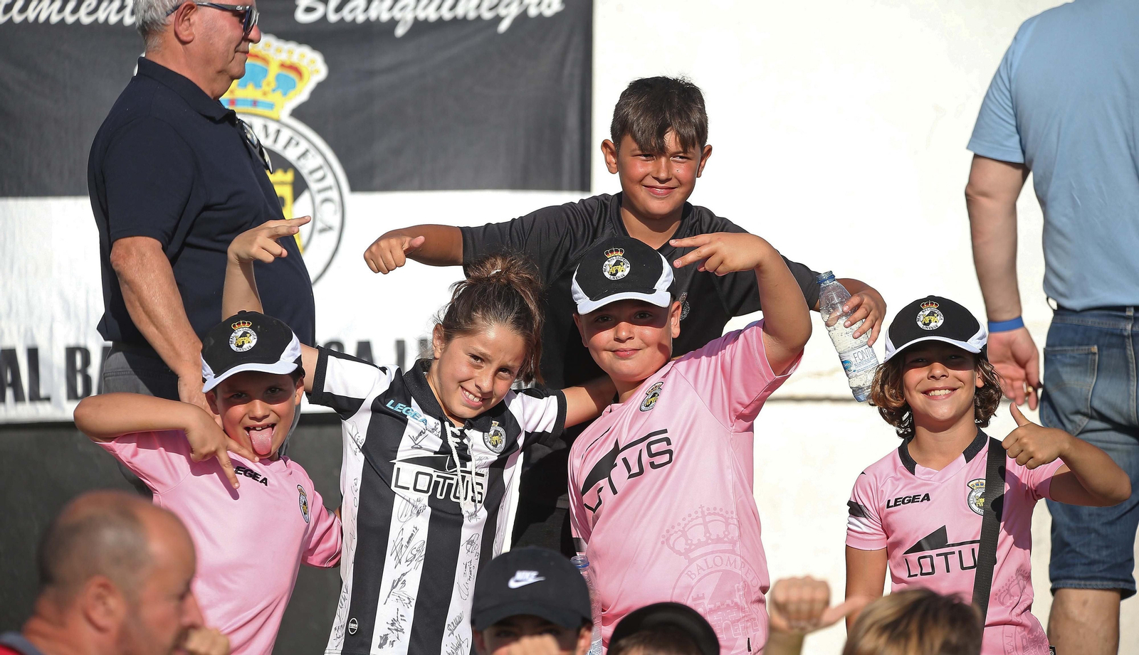 Fotos de la afición durante el Balona - Córdoba en el estadio municipal de La Línea