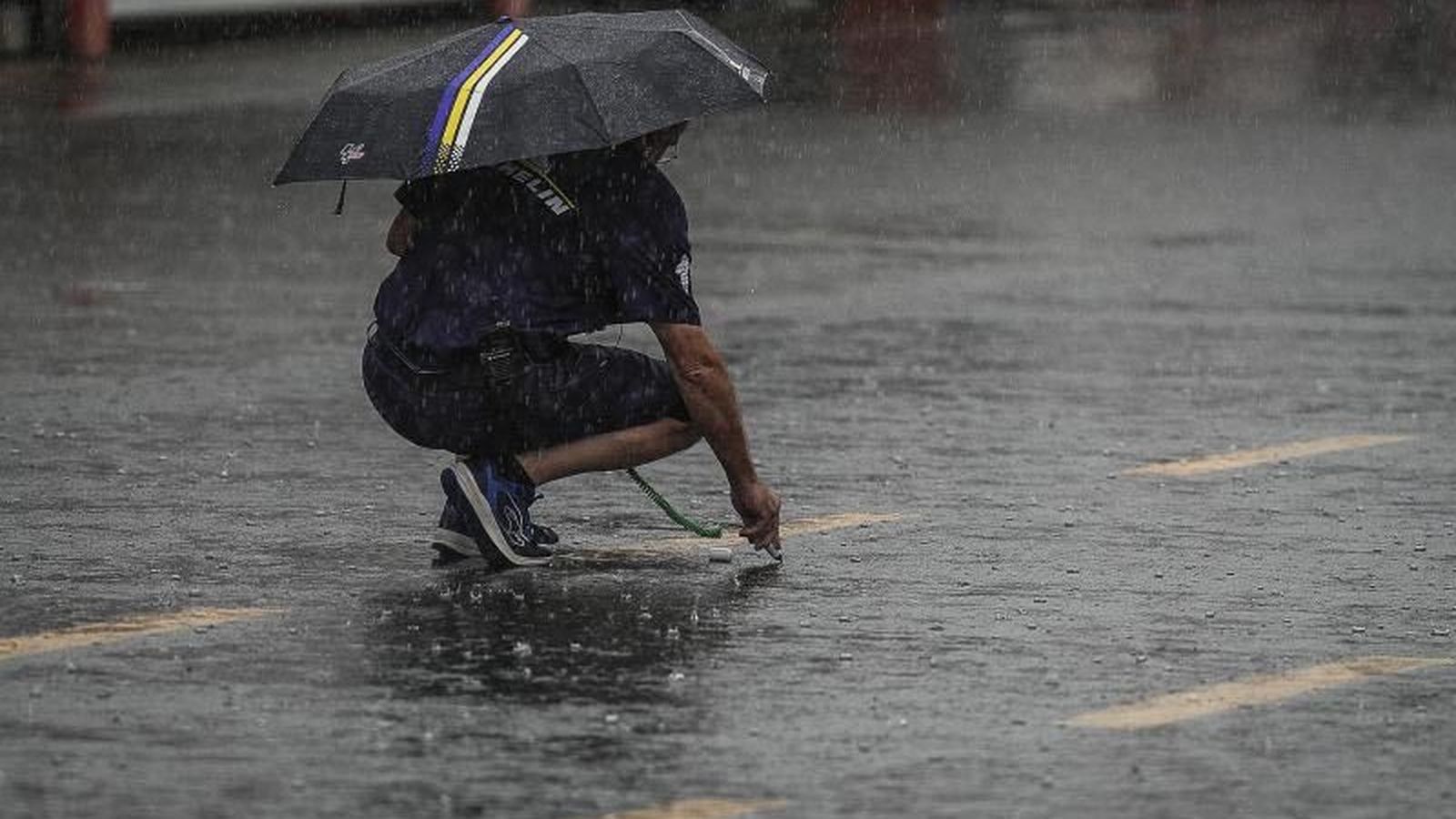 Un técnico de Michelin comprueba la temperatura de la pista.