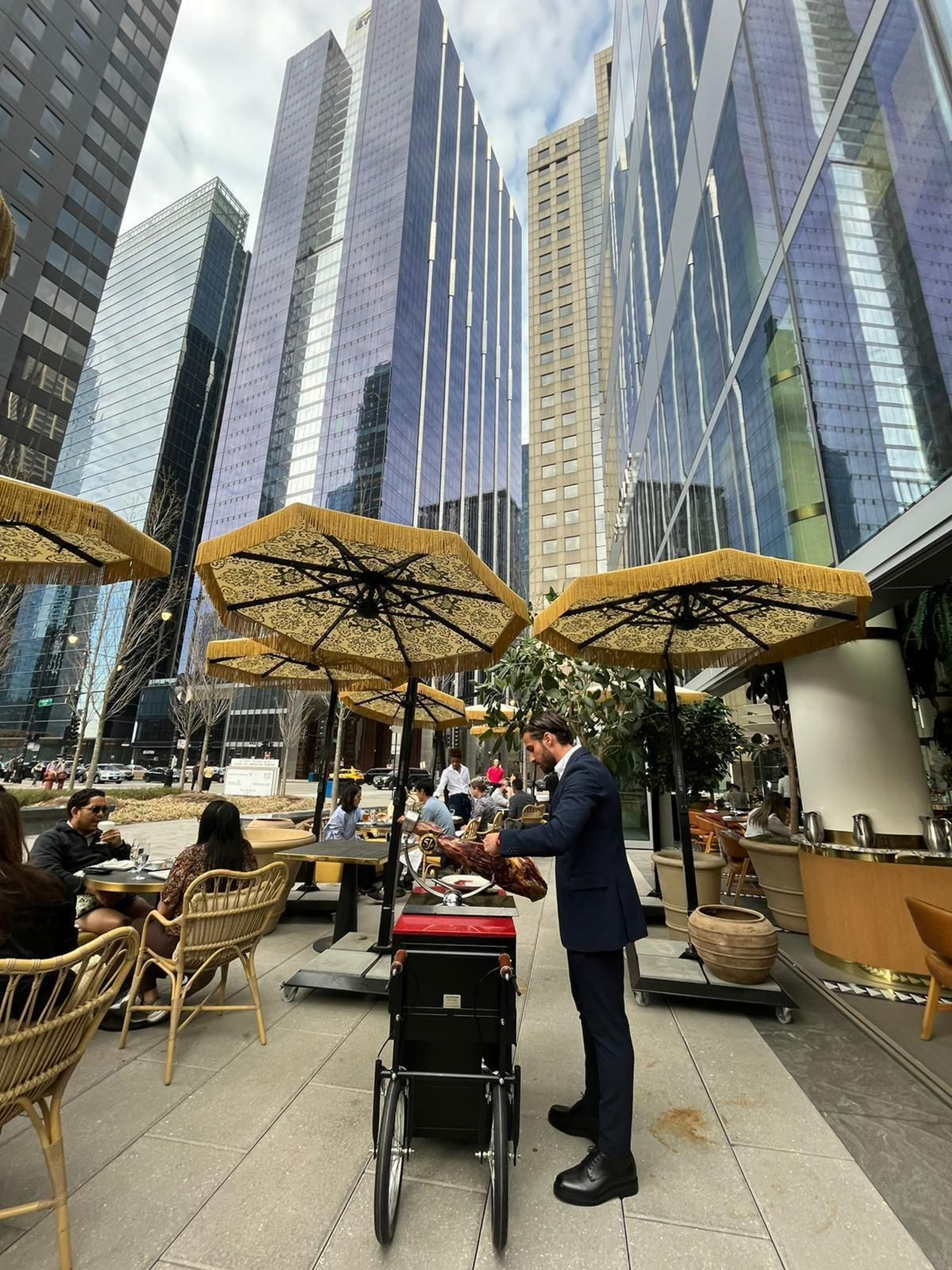 El restaurante se ubica en pleno distrito financiero de Chicago, rodeado de altos rascacielos El restaurante se ubica en pleno distrito financiero de Chicago, rodeado de altos rascacielos