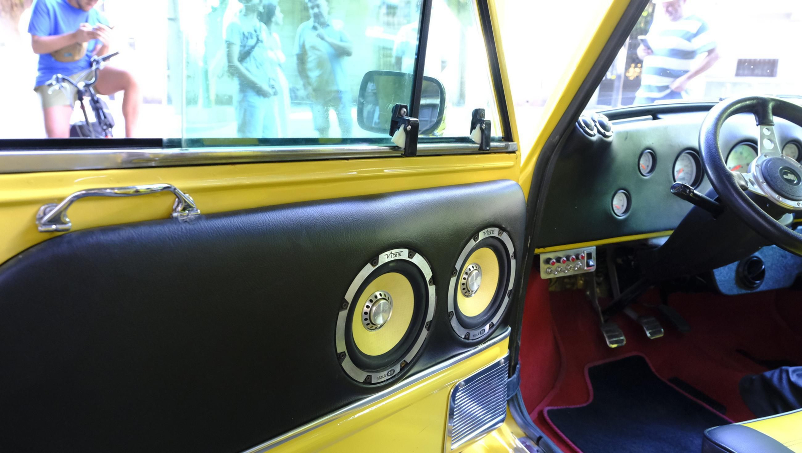 La exposición de Seat 600 y Mini Cooper en la Feria de Almería, en imágenes