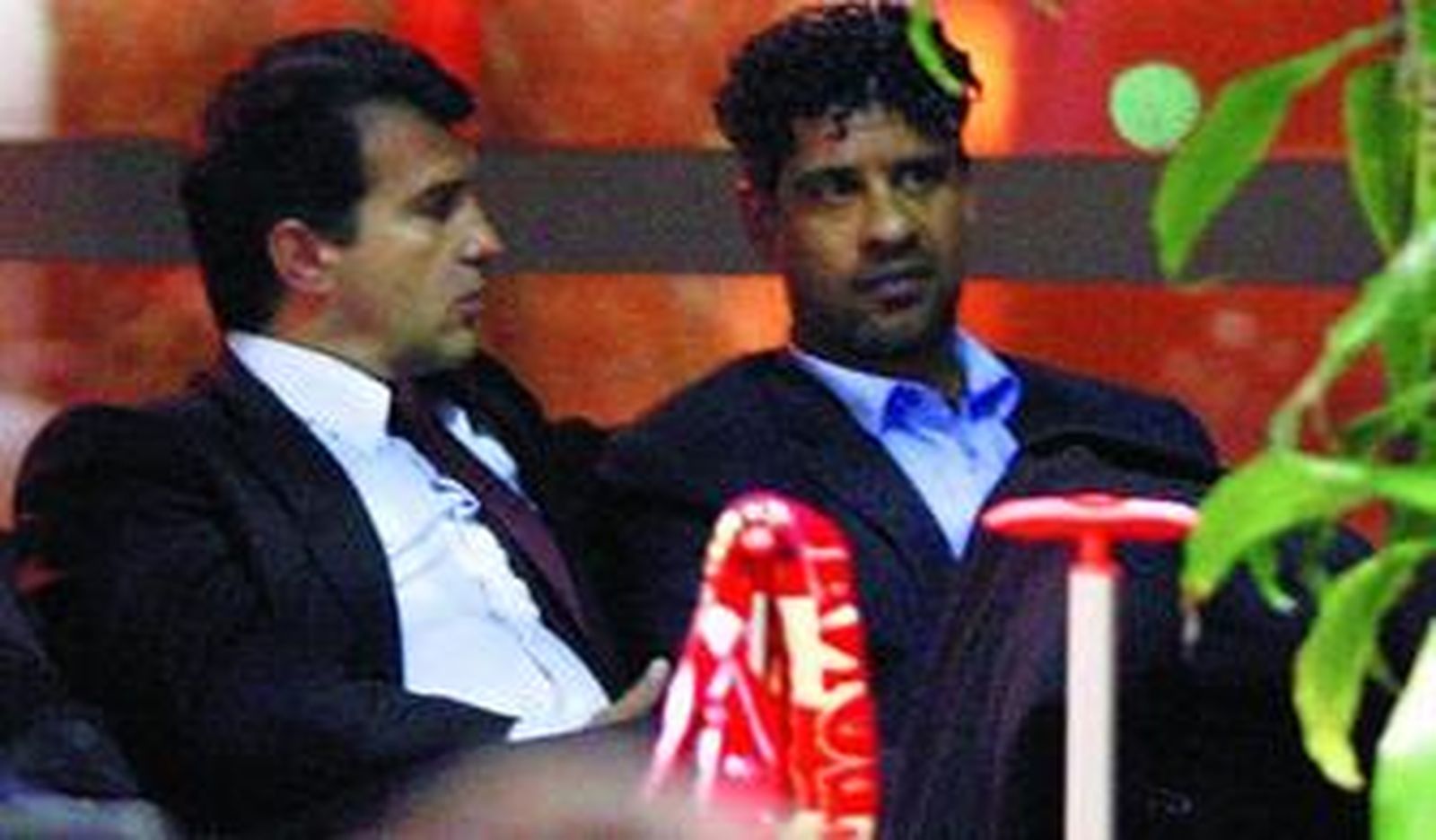Laporta y Rijkaard conversan en la sala de embarque del aeropuerto de Manchester tras la eliminación.