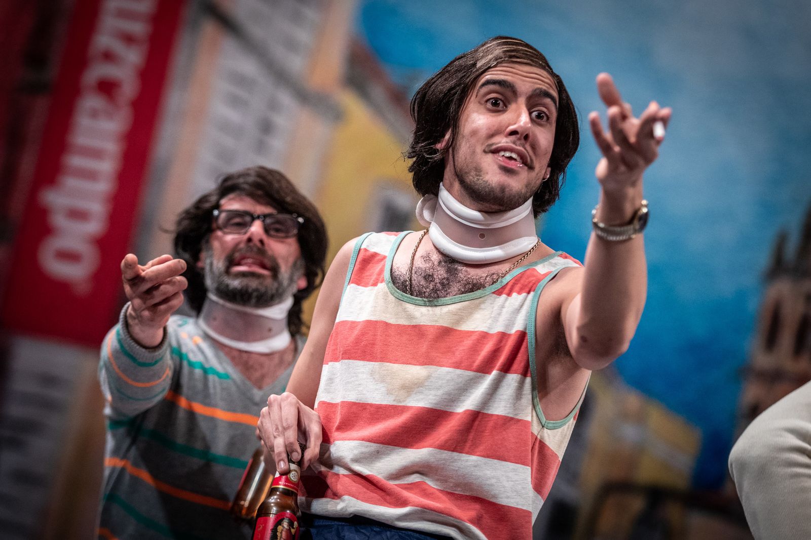 La chirigota 'Los busca pagas' sobre el escenario del teatro Falla