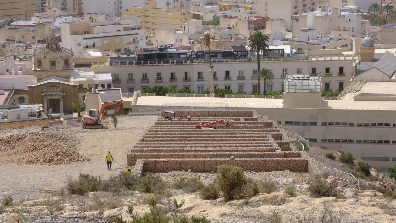 Gaviones marcan las antiguas calles y los futuros senderos