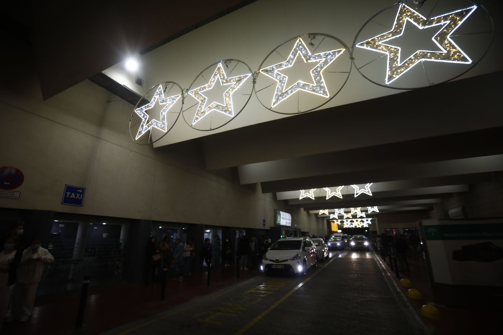 El Hospital Reina Sofía enciende la Navidad, en imágenes