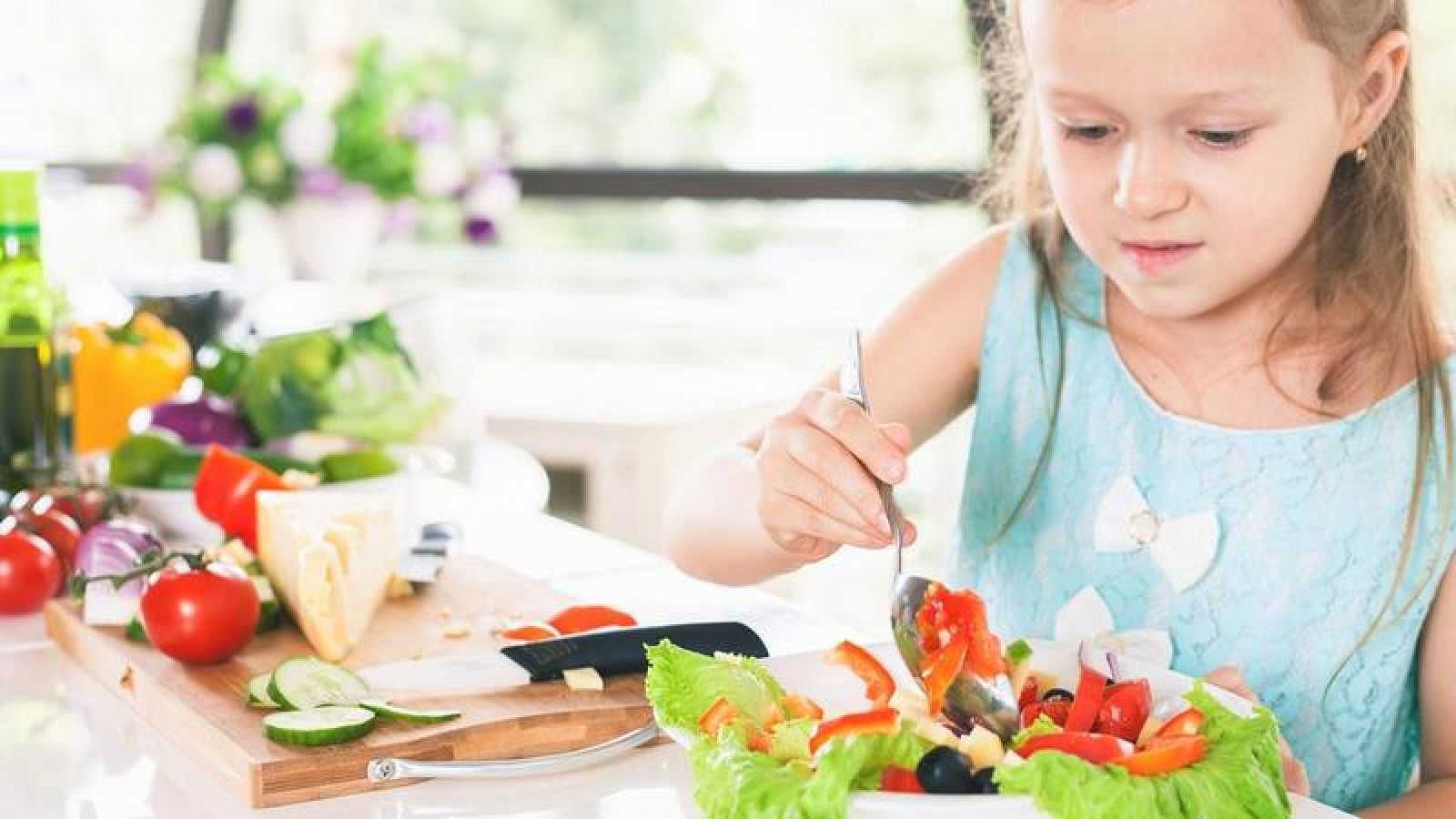 Los niños deben acostumbrarse a los alimentos saludables.