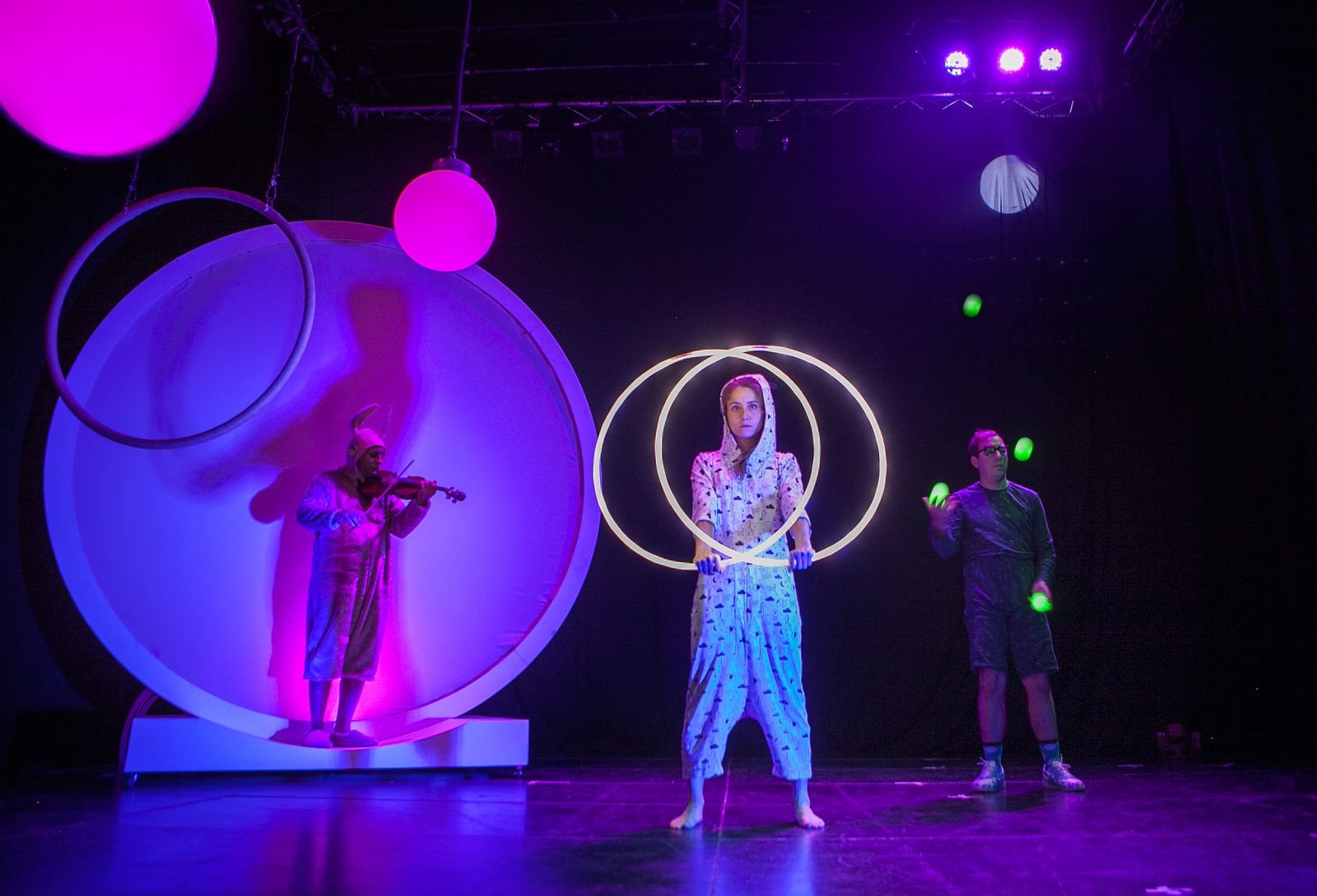 'Neón', espectáculo circense innovador para toda la familia.