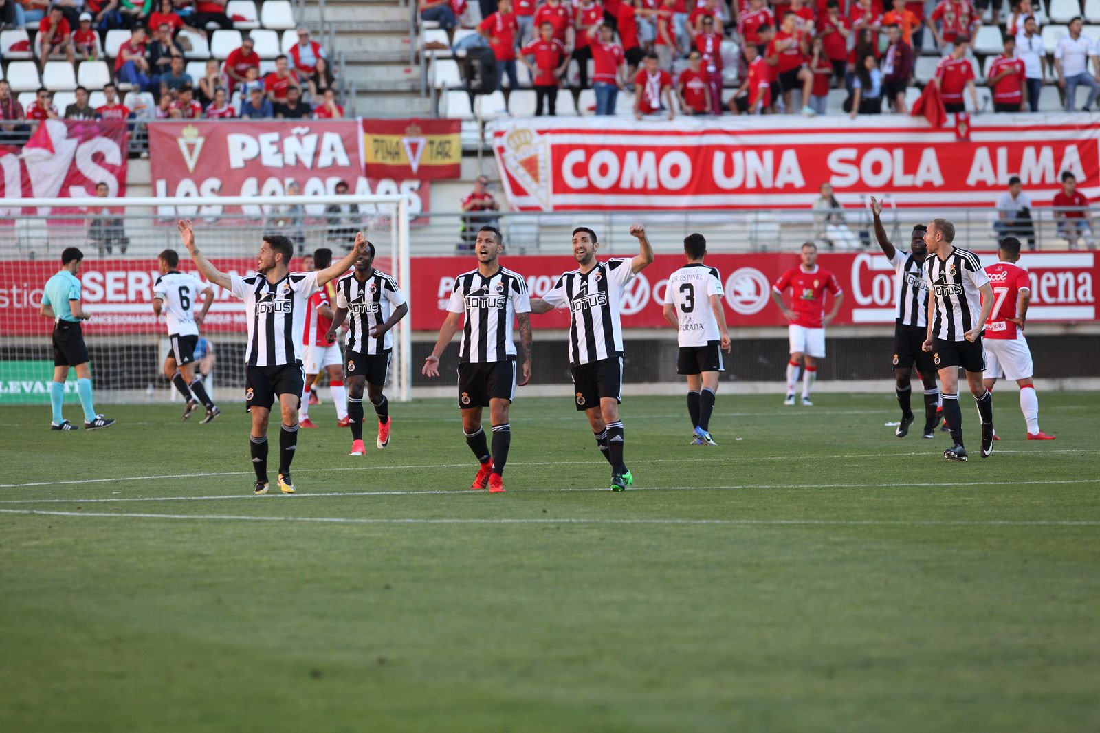 Los exalbinegros José Ramón, Stoichkov y Olmo festejan el triunfo y la permanencia.