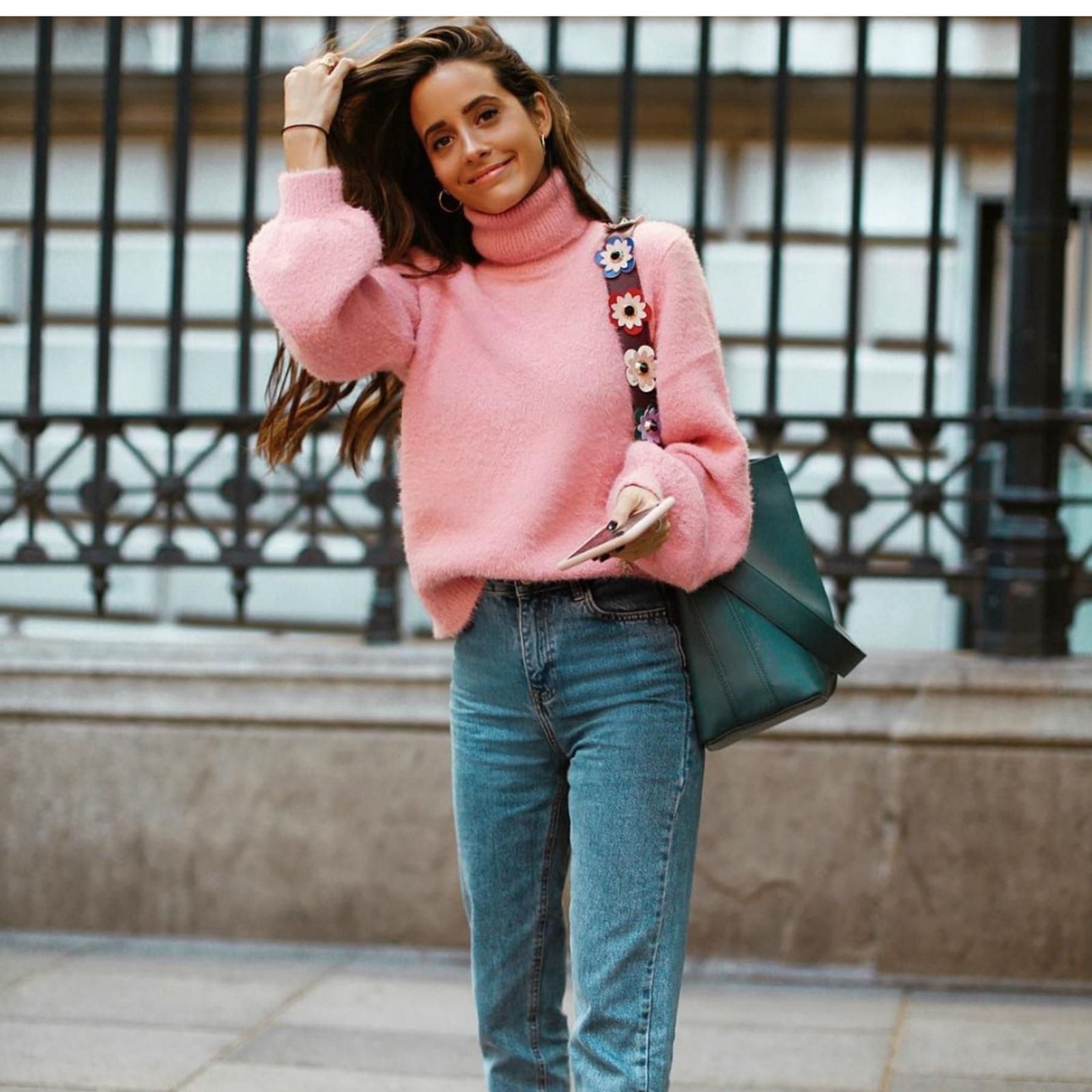 Rejuvence, estiliza, es tendencia y tiene el don de modernizar un look con vaqueros, así es el rosa palo.