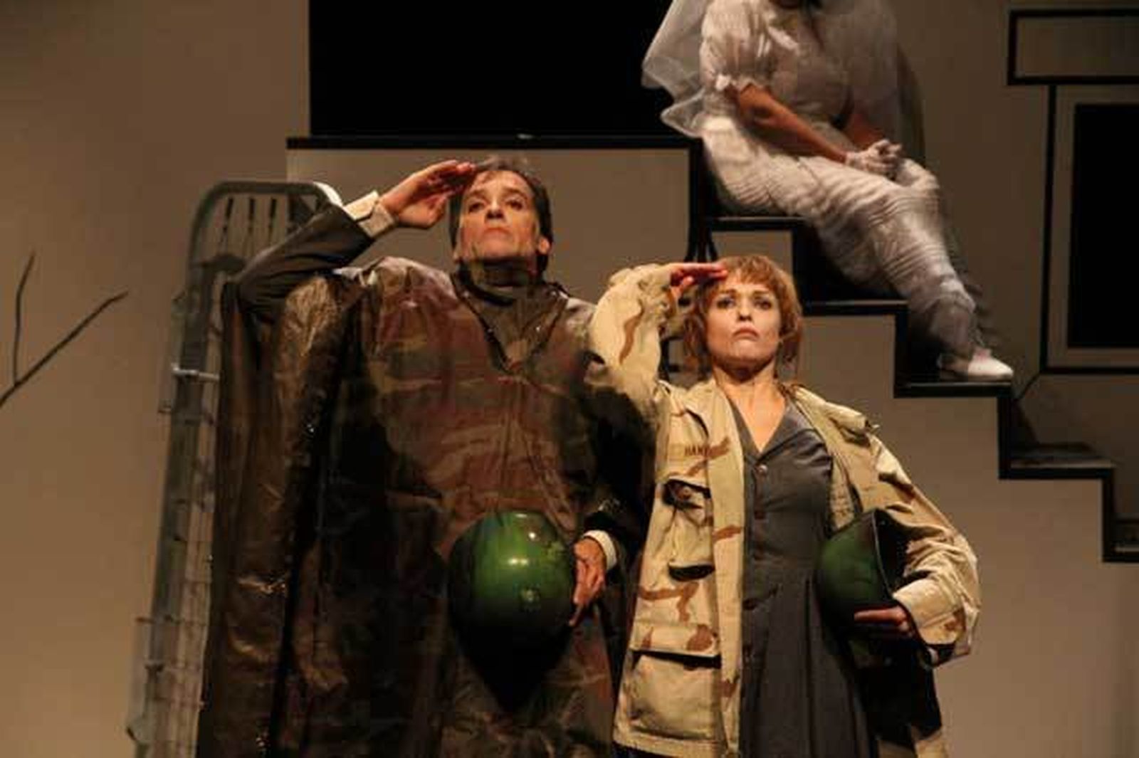 Dos enamorados envueltos en una guerra