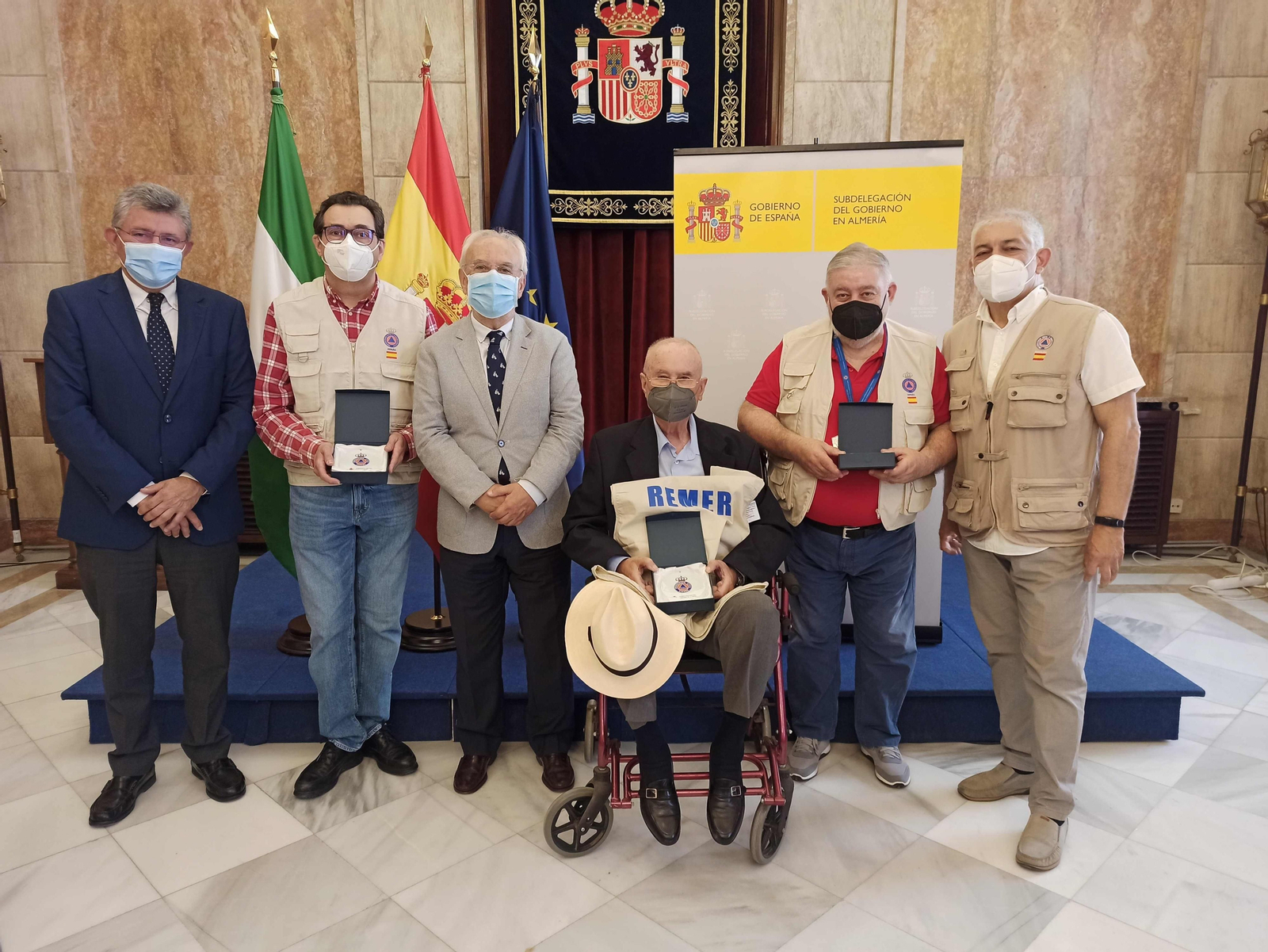 Entrega de chalecos a los coordinadores provinciales de la red de radioaficionados