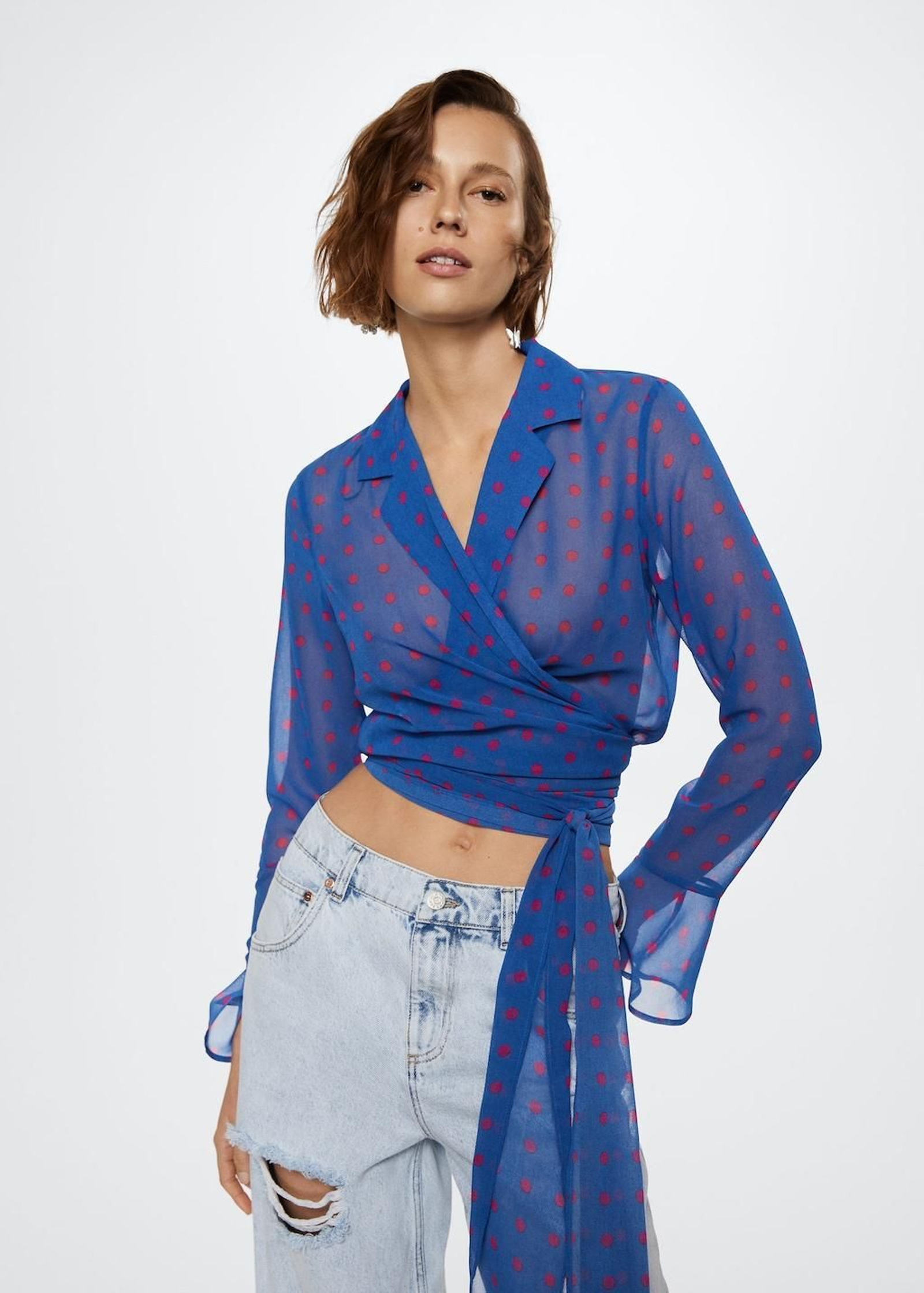 Blusa de lunares y transparencias de Mango. Blusa de lunares y transparencias de Mango.