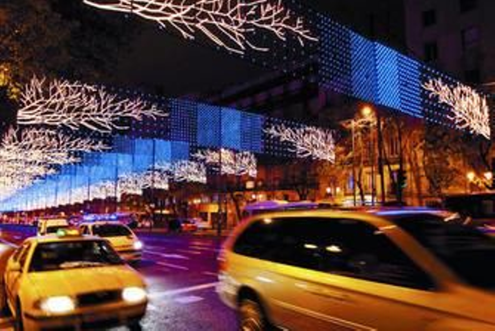 Iluminación navideña de la calle de Alcalá, en Madrid.