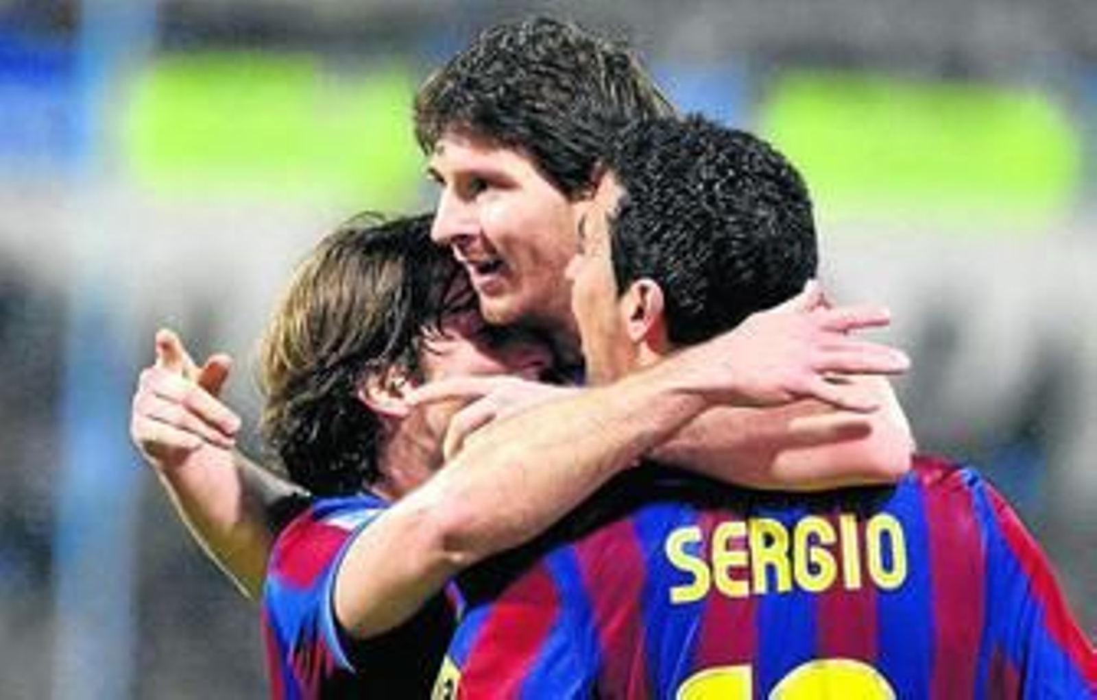 Messi celebra uno de sus tres tantos con Maxwell y Sergio Busquets.