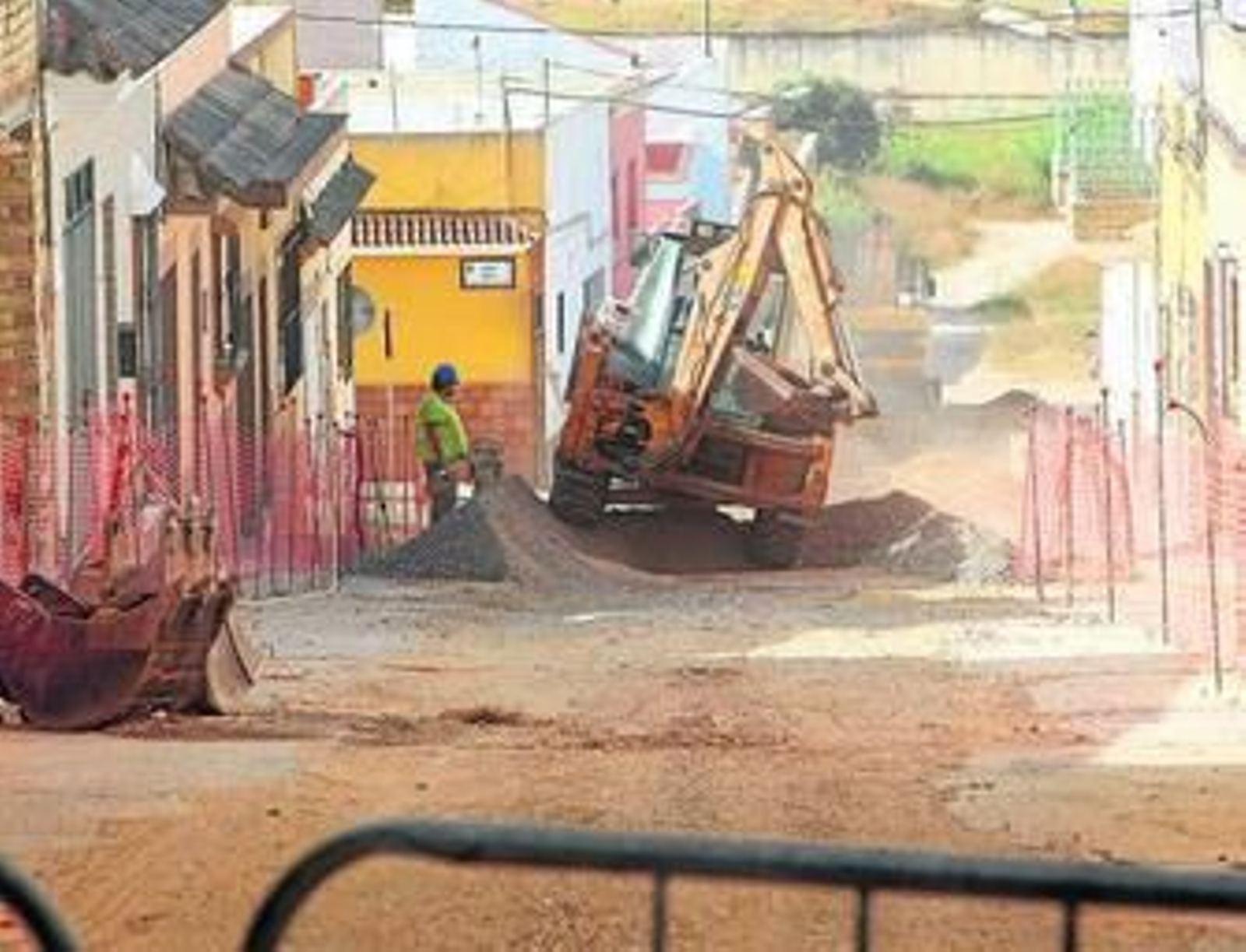 Imagen de archivo de los trabajos en la calle Atlántida para la mejora de la red de pluviales. Imagen de archivo de los trabajos en la calle Atlántida para la mejora de la red de pluviales.