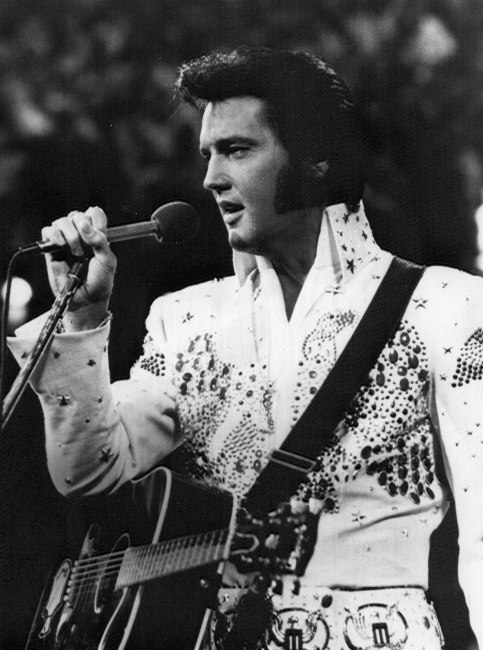 Elvis Presley, el rey del rock, durante una actuación.