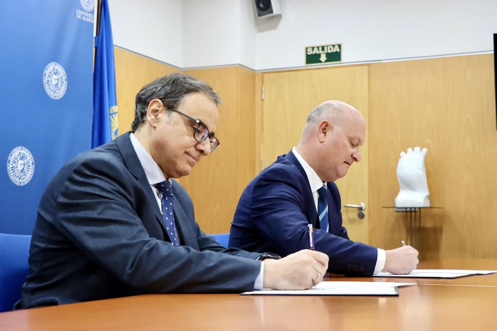 El rector, José Céspedes, y el director general comercial de la empresa, Mario Domingo, en un momento de la firma del acuerdo para crear la Cátedra TIMAC AGRO-UAL. El rector, José Céspedes, y el director general comercial de la empresa, Mario Domingo, en un momento de la firma del acuerdo para crear la Cátedra TIMAC AGRO-UAL.