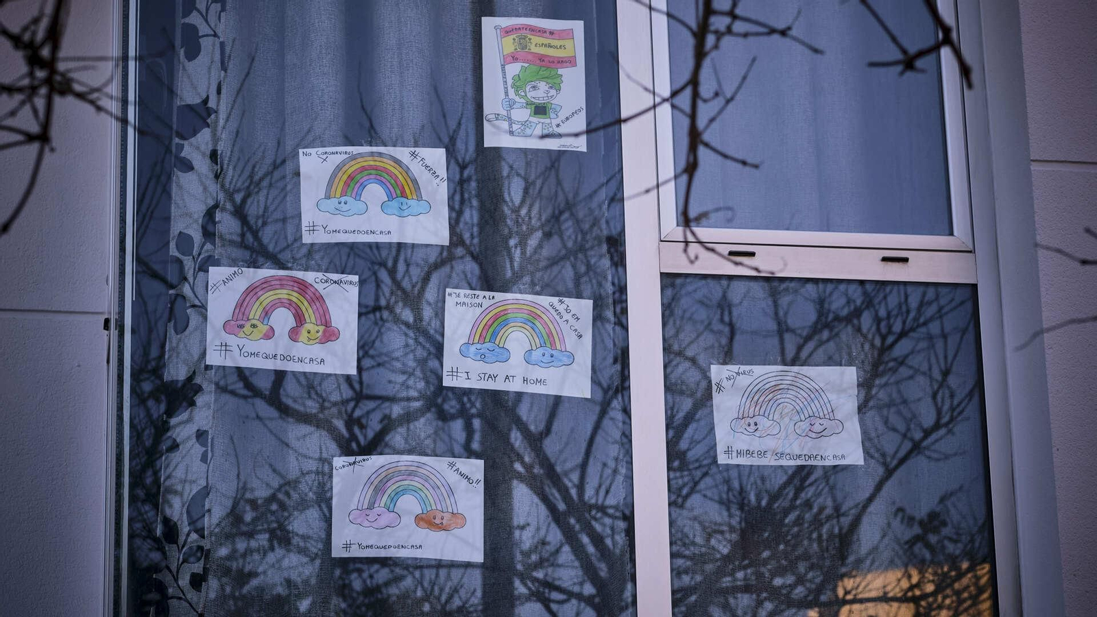 Dibujos infatilesen una terraza del barrio de Puntales