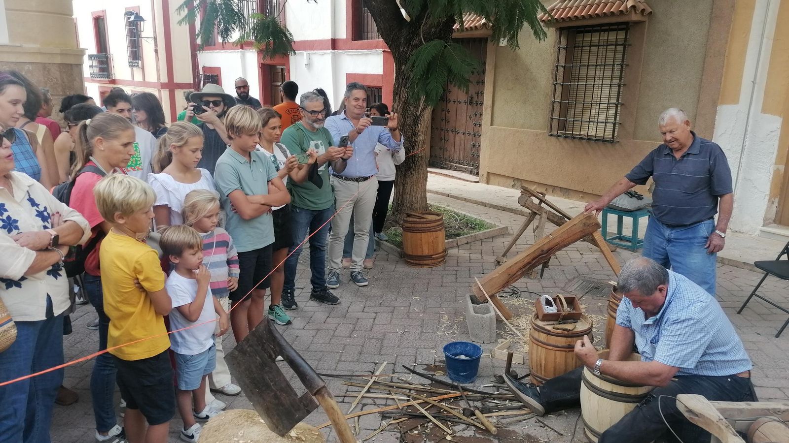 Eduardo Ortega de Berja y Manuel Belmonte de Terque encargados de mostrar la barrilería.
