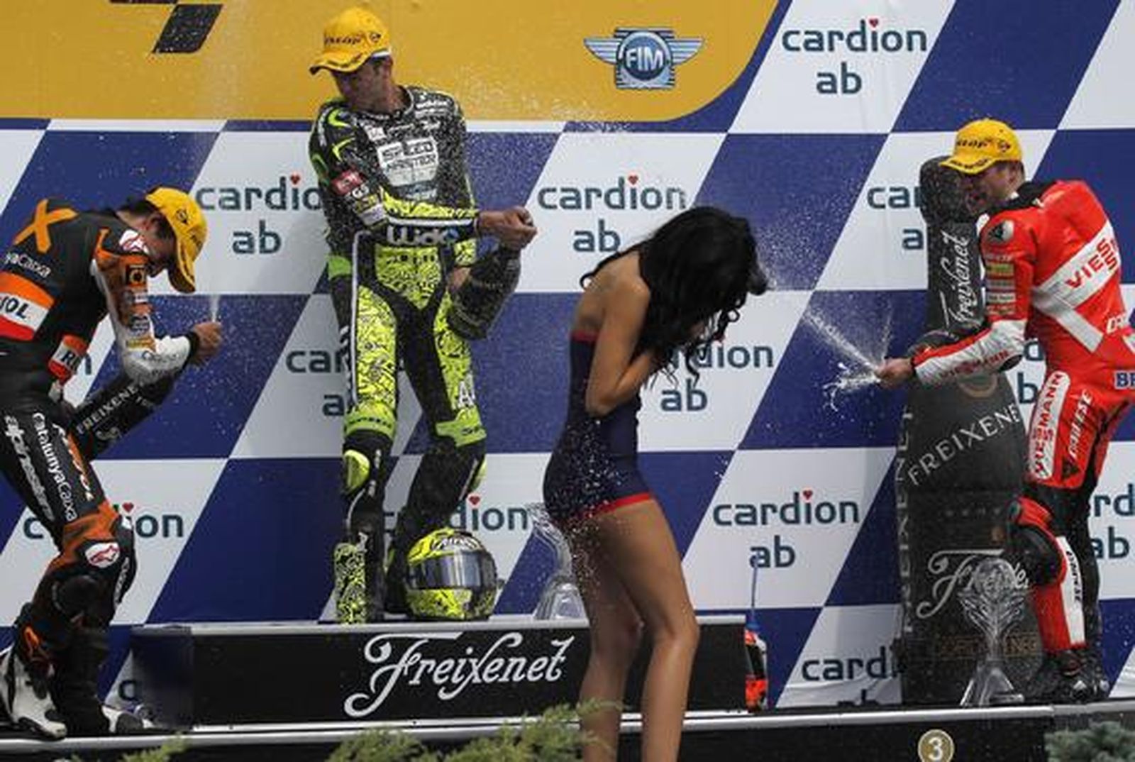 Iannone se cuela por delante de Marc Márquez y Bradl en Moto2. / Reuters