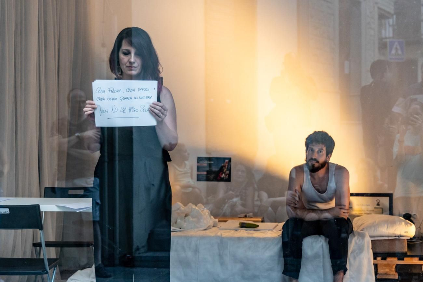 El escaparate que denunció la precariedad cultural: así fue la protesta artística de Manuel Sutil