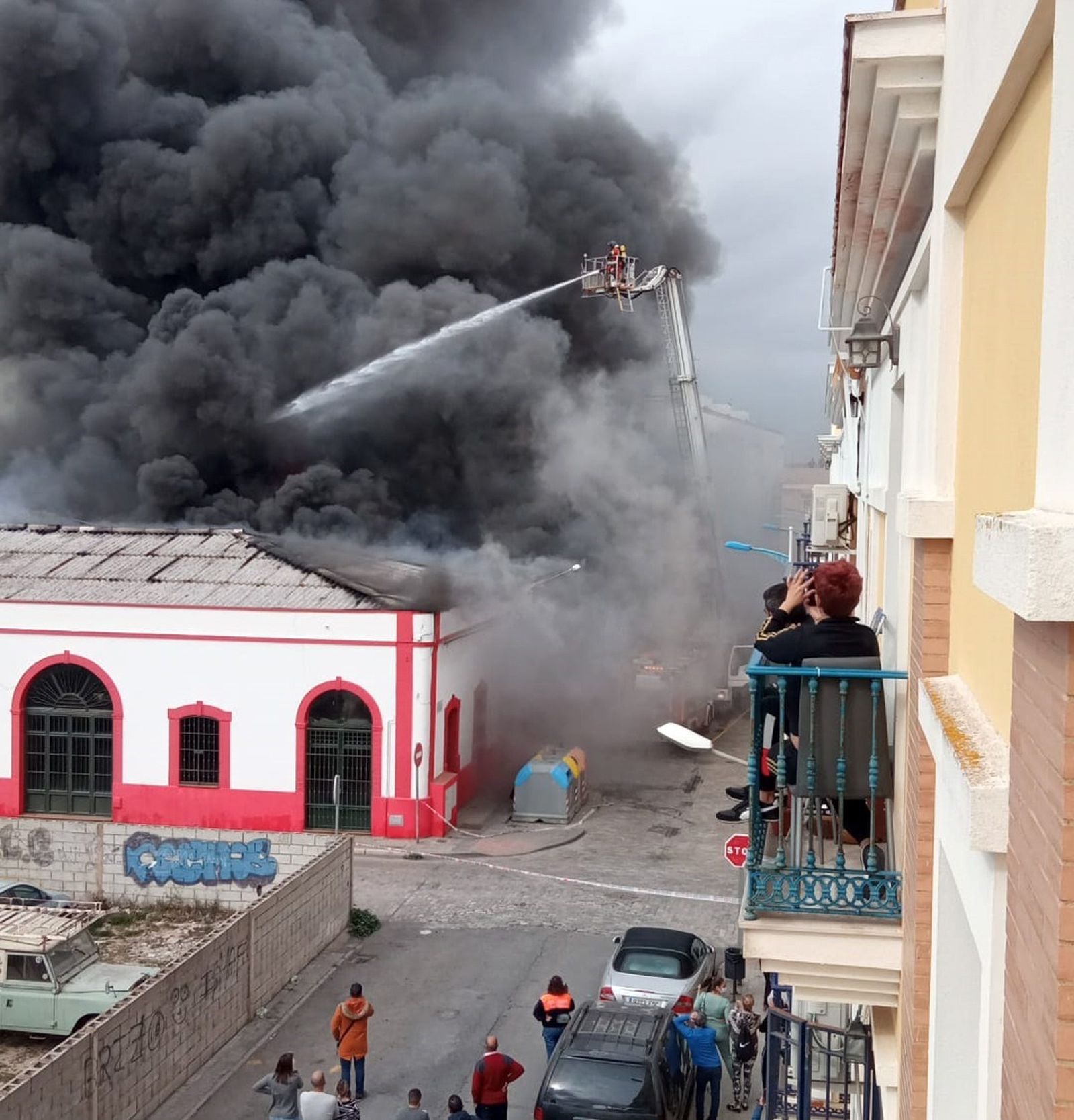 Un incendio afecta a seis naves en el puerto pesquero de Isla Cristina