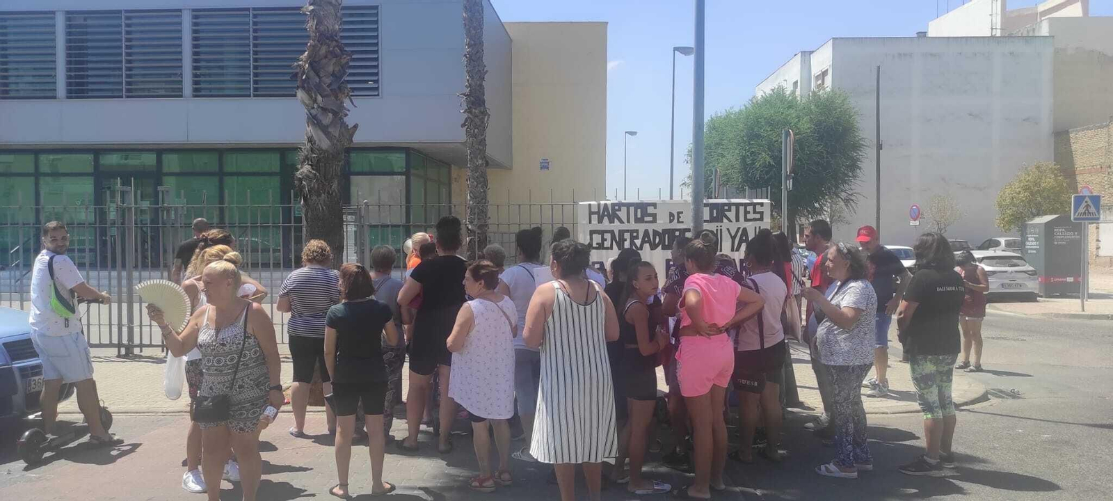 El momento en el que un grupo de vecinos han entrado en el centro cívico de Torreblanca.
