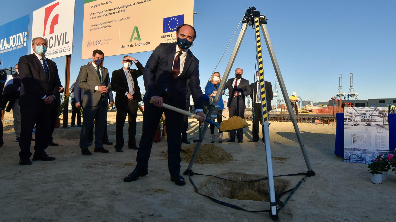 Las fotos del la visita de Juanma Moreno a las obras del Lago maritimo