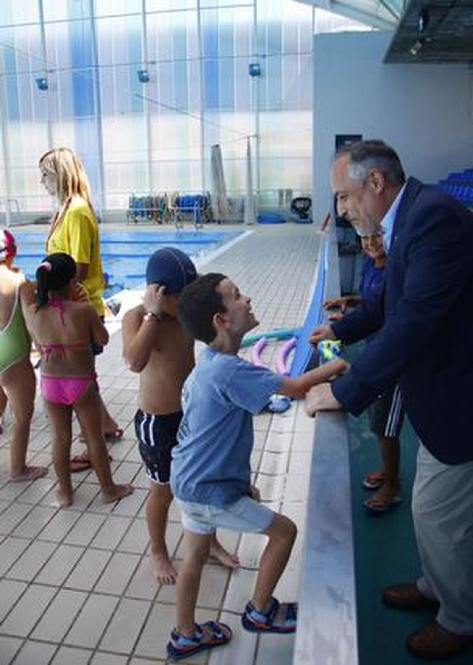 El concejal de Juventud y Deportes, José Manuel García Martínez saluda a los niños que están en el centro. 

Foto: Belén Vargas