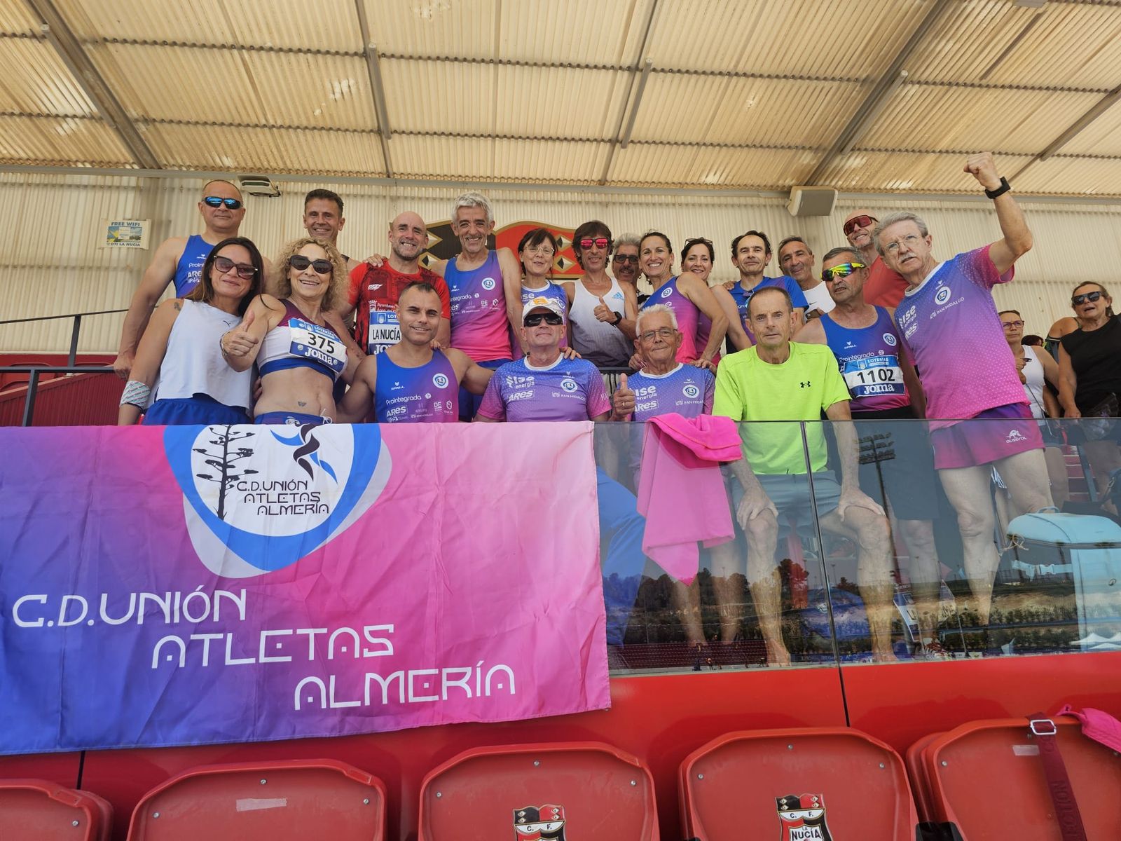 Foto de familia de parte de la expedición del Atletas de Almería desplazada a La Nucía