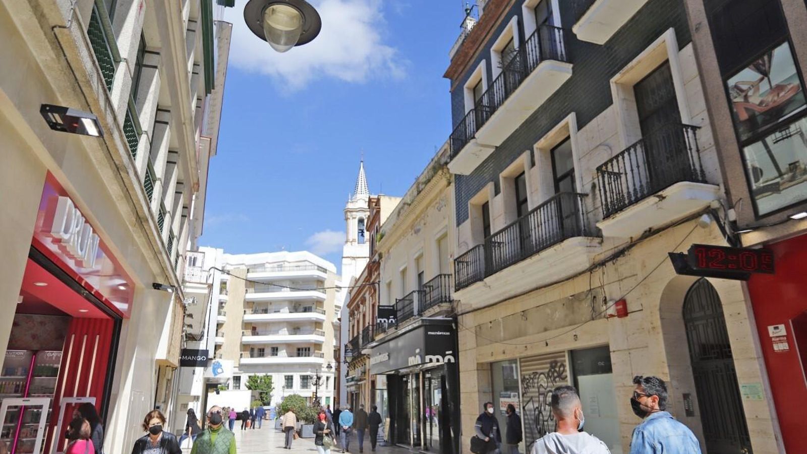 El edificio que albergó el Casino de Huelva aun se conserva, es el que tiene la fachada de azulejos verdes.