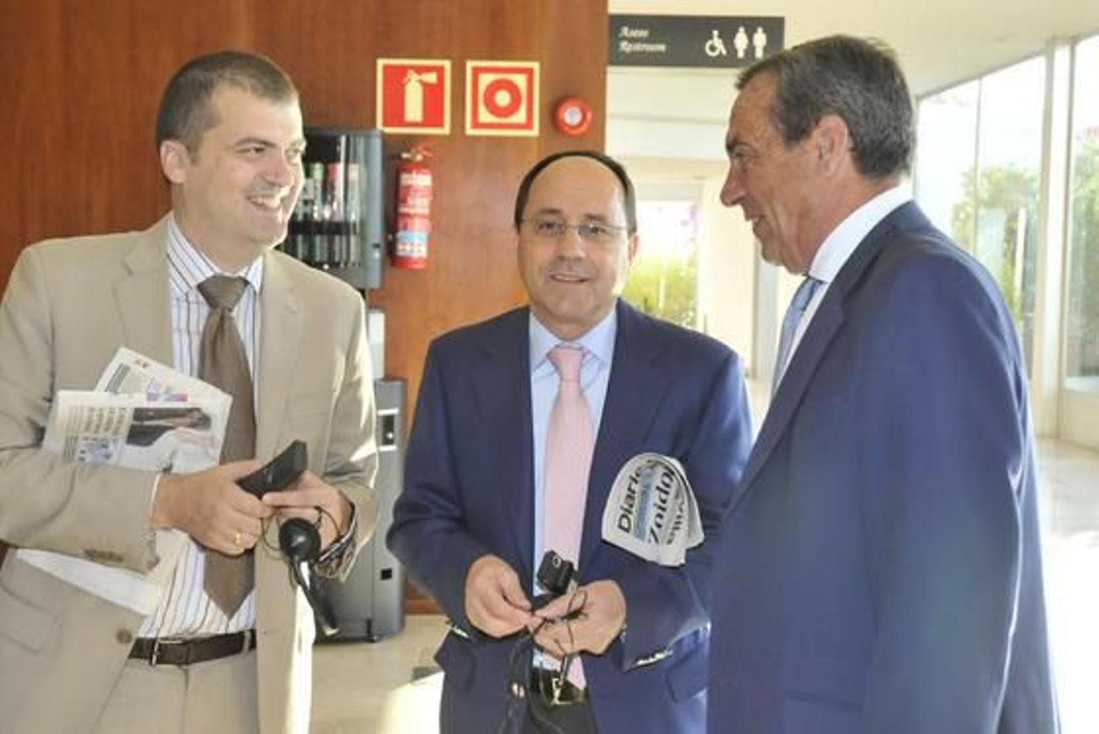Carlos Simón, director general de Bogaris Energy; Miguel  González Ruiz, delegado de Red Eléctrica en Andalucía, y  Alberto Yarte.


Foto: Juan Carlos Vázquez