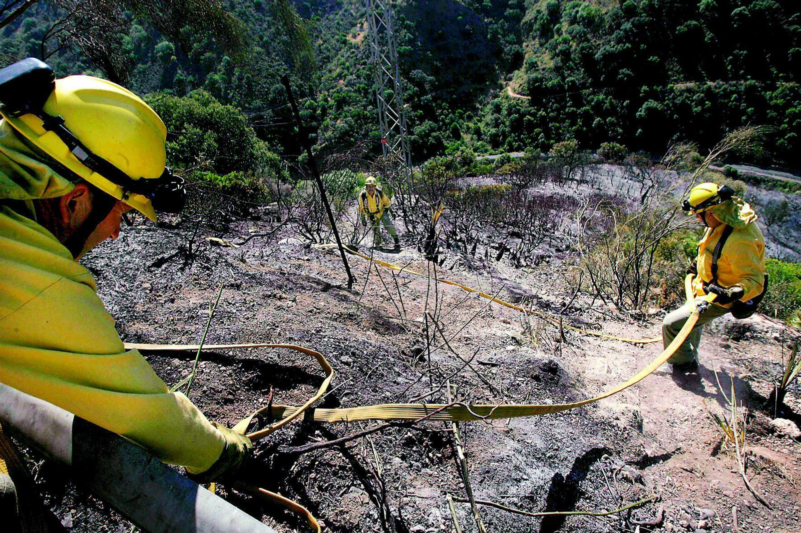 Miembros de Infoca extinguiendo un incendio en una imagen de archivo.
