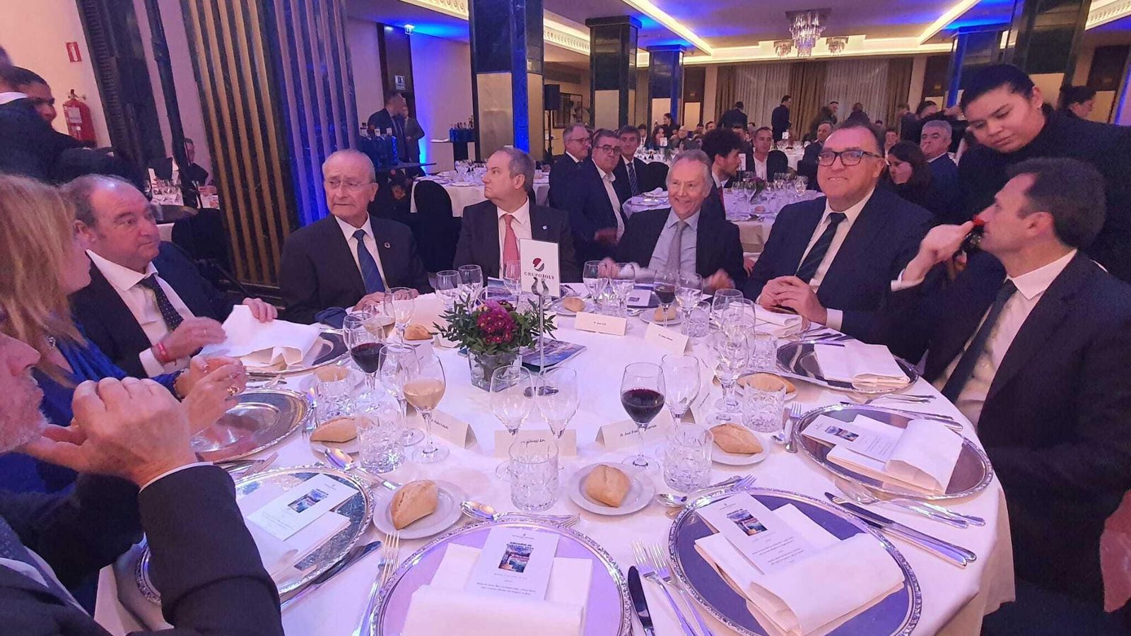 José Joly, Jordi Hereu, Arturo Bernal y otras autoridades, durante la cena de gala.