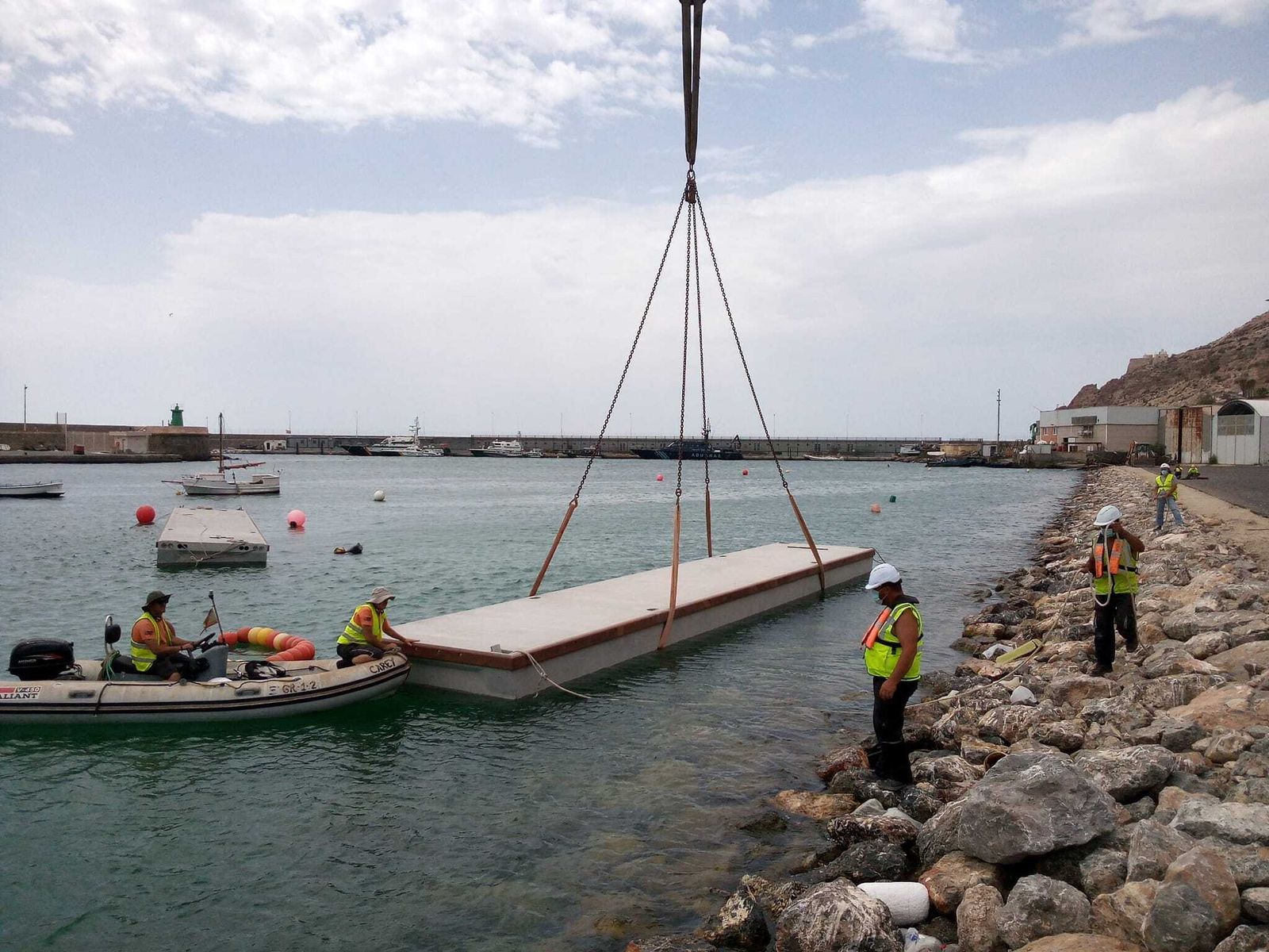 Instalación de los DOS primeros pantalanes.