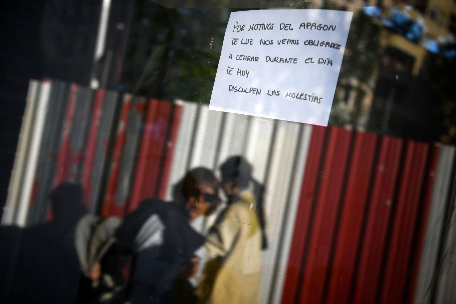 Un cartel en una tienda tras el apagón
