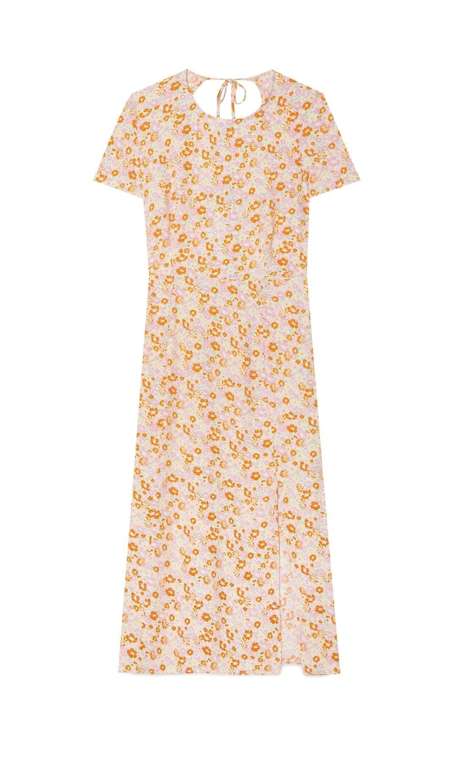 Vestido midi con apertura en el lateral de Stradivarius. Vestido midi con apertura en el lateral de Stradivarius.
