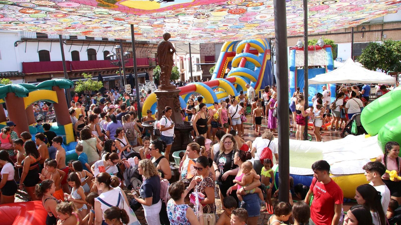 Diversión en la plaza de España de Montoro. Diversión en la plaza de España de Montoro.