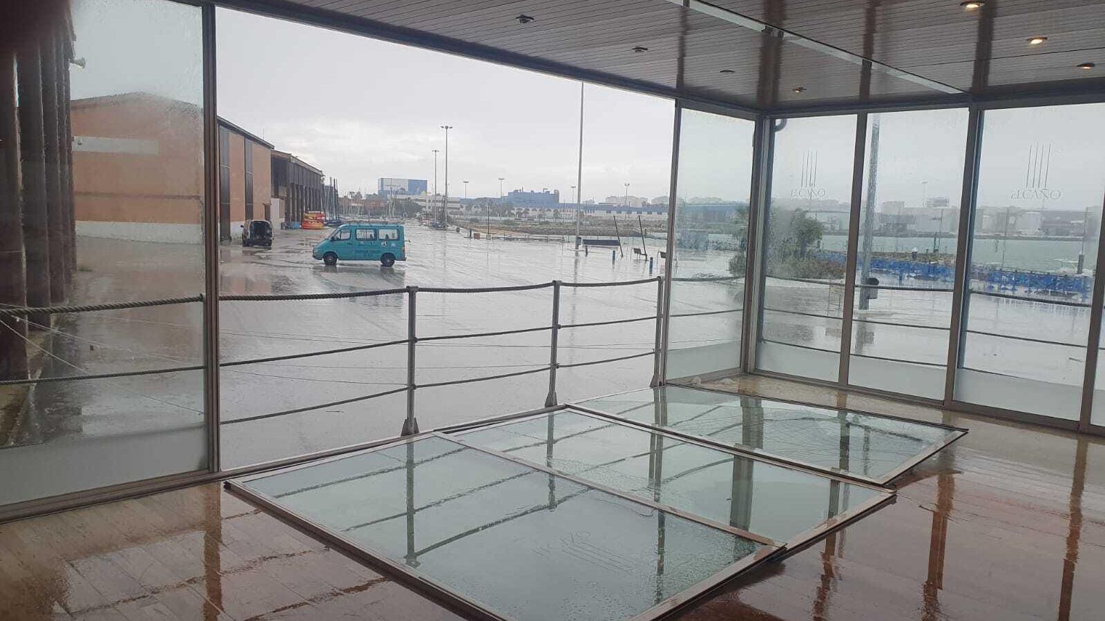 Imagen de las mamparas afectadas por el viento en el Centro Náutico Elcano.
