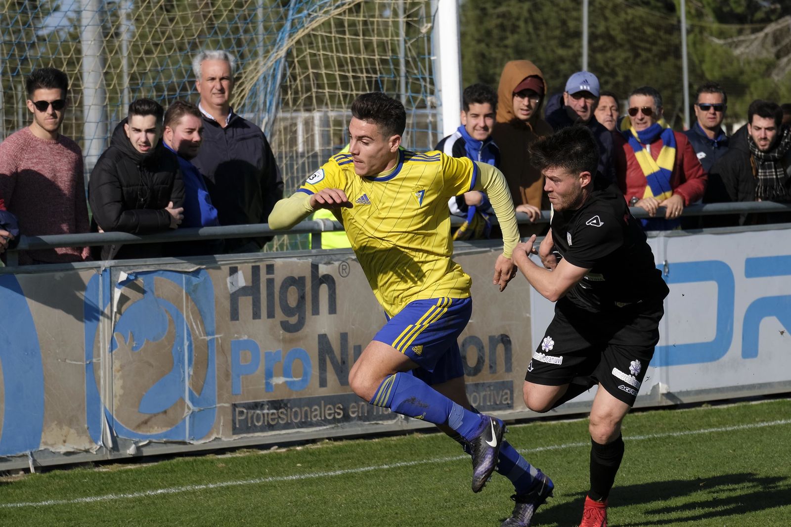Moisés sube por su banda durante el reciente Cádiz B-Ciudad de Lucena.