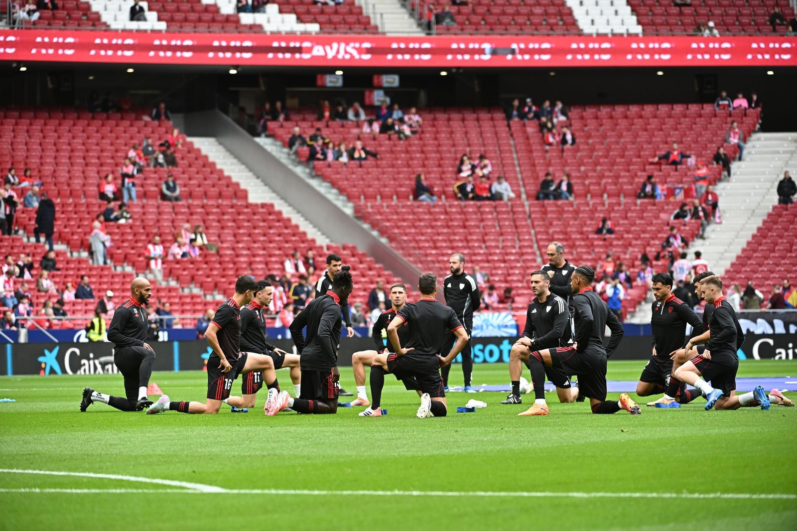 Los jugadores del Sevilla, en el calentamiento previo antes de comenzar el partido en el Metropolitano. Los jugadores del Sevilla, en el calentamiento previo antes de comenzar el partido en el Metropolitano.